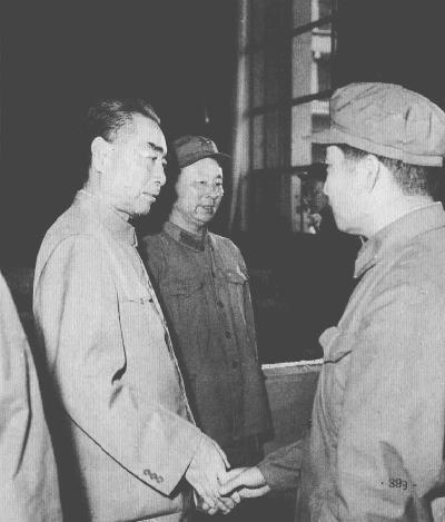 1966年6月4日，周恩来总理(左1)等党和国家领导人接见了高炮部队援越作战经验