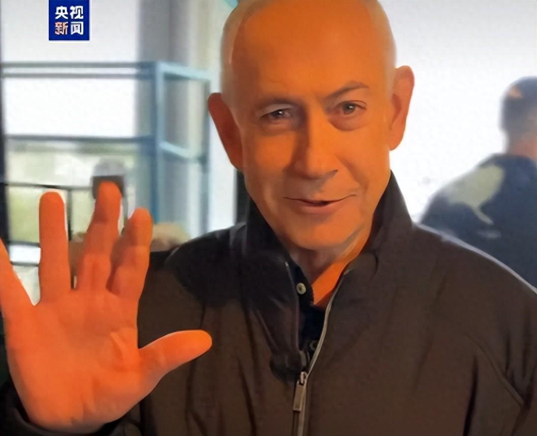 内塔尼亚胡现身咖啡店，故意伸出手掌，应该是想让此前质疑的人看清楚，他就是五根手指