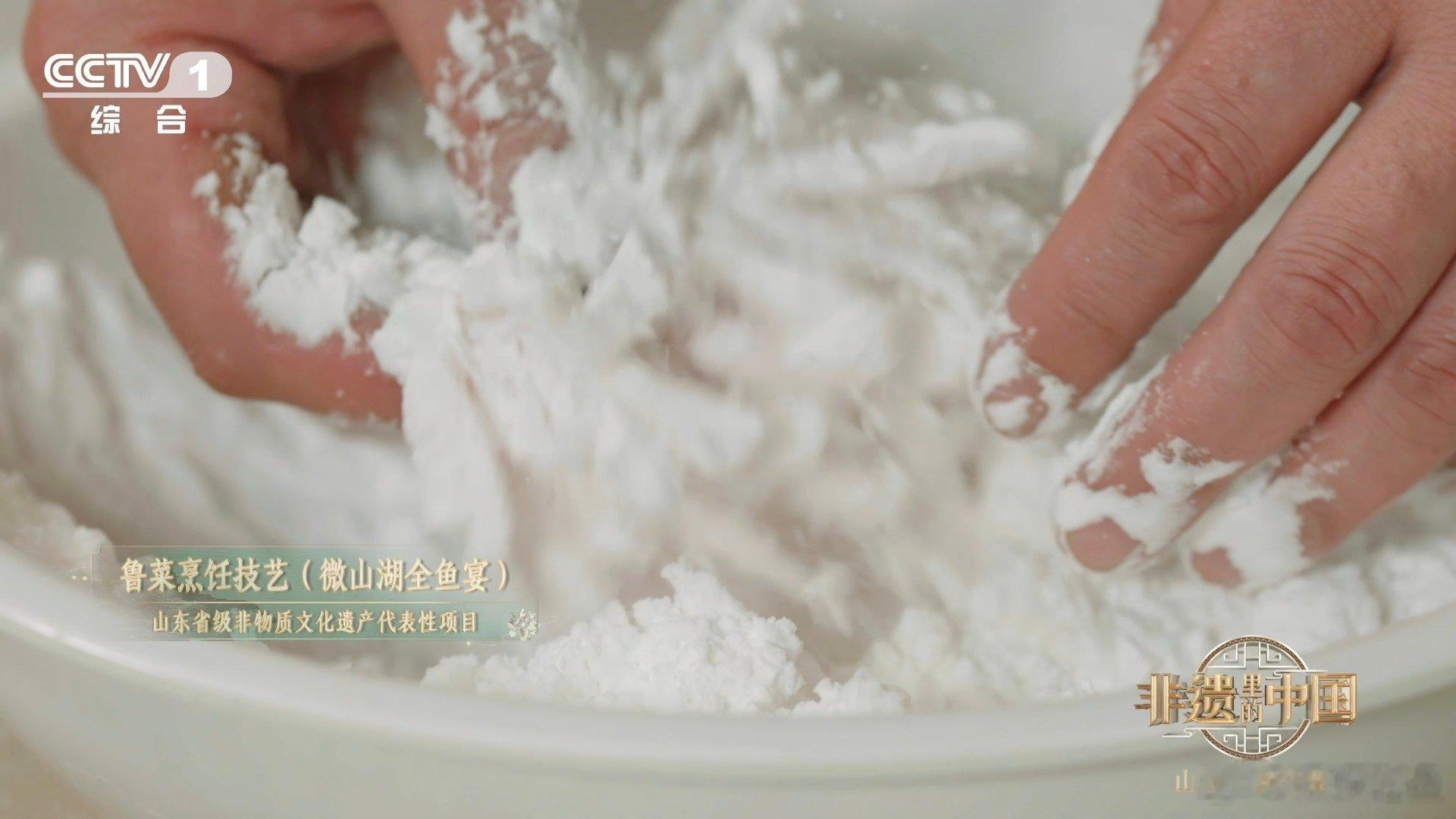 山东人把鱼鳞做成薯片口感山东全鱼宴鱼鳞也是道菜 外地朋友来山东吃全鱼宴，大概率会