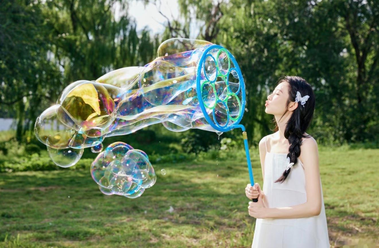 张艺凡辟谣录节目吃不饱睡不暖 张艺凡在节目里真的是一个特别有趣又生动的女生，听到