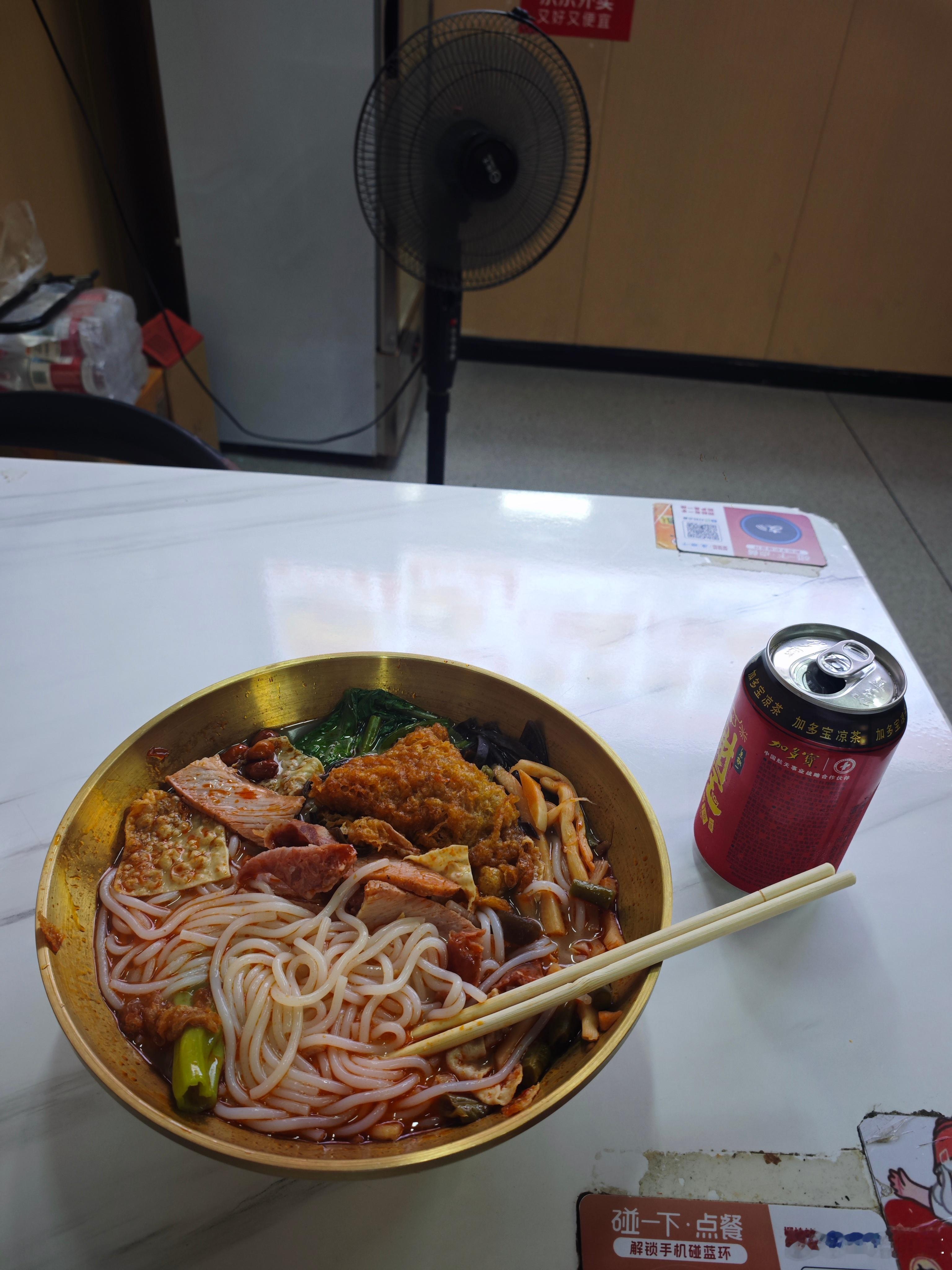 晚饭30解决 螺蛳粉是那种很久没吃 突然吃一次就觉得很香的玩意儿 有机会一定去广
