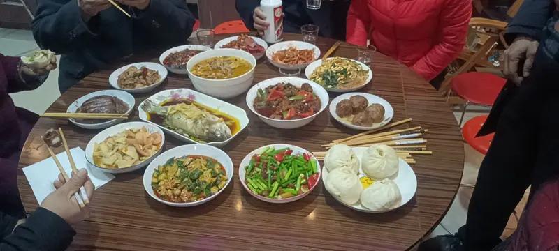 男子自创“硬核春晚”，一天走完17家亲戚！网友：这才是过年的真相
 
你见过一天