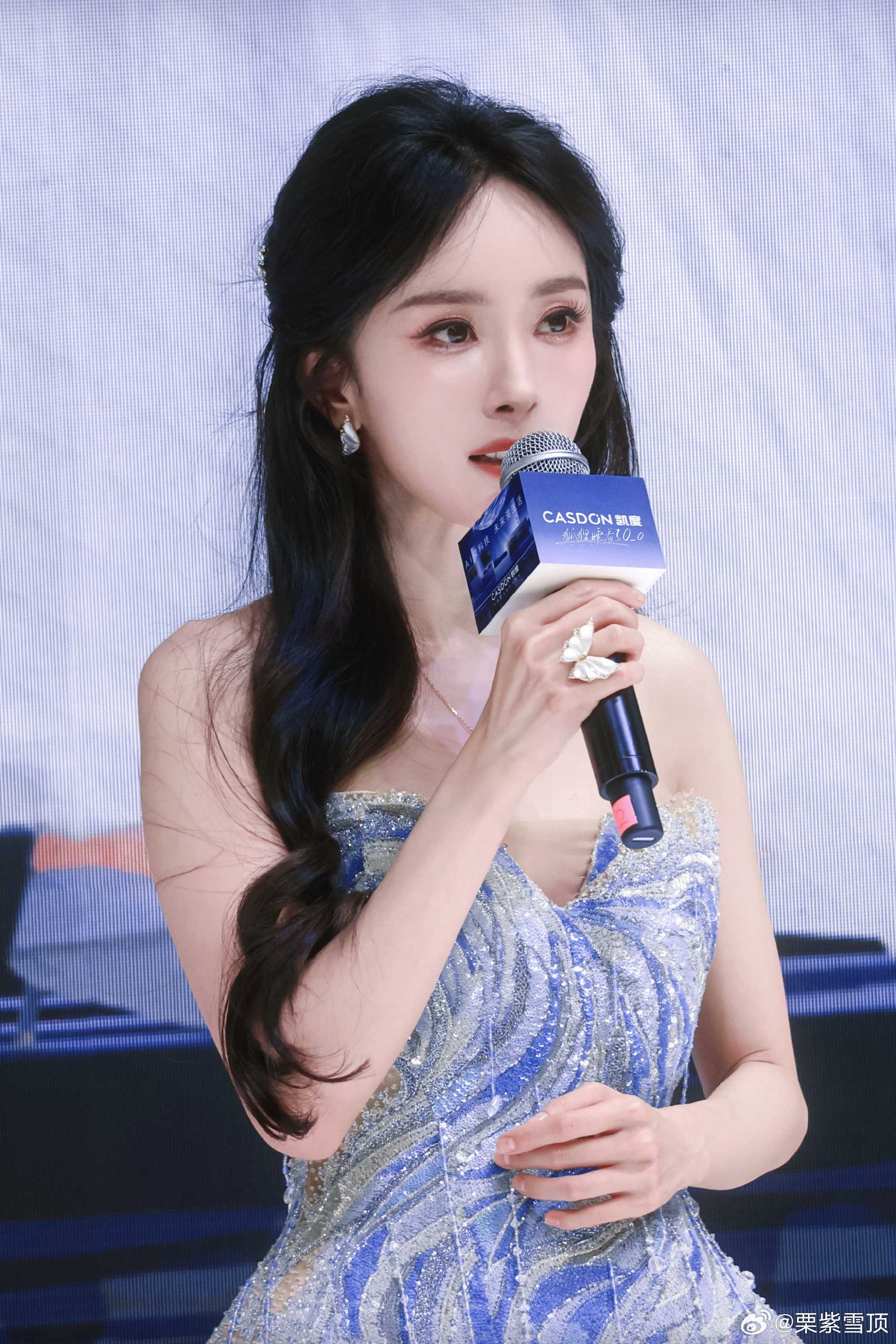 杨幂2025商业效能评估断层 蜜蜂们请狠狠骄傲啊美幂每次一营业都是当头像的存在，