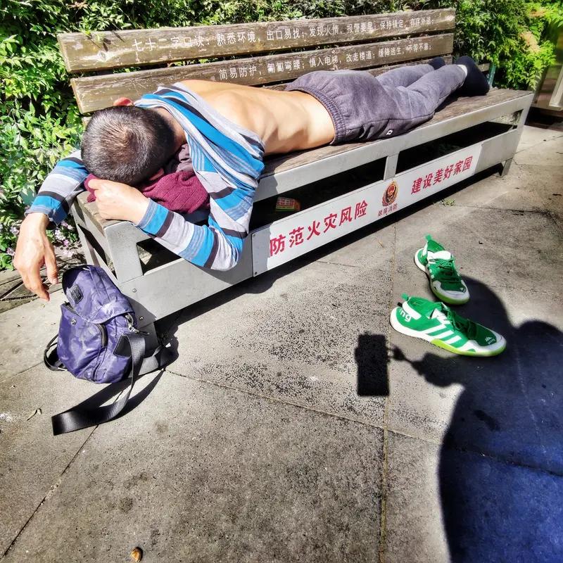 都说春困、秋乏、夏打盹，再来个冬眠，这么一算，一年下来，要么在睡觉的过程中，要么