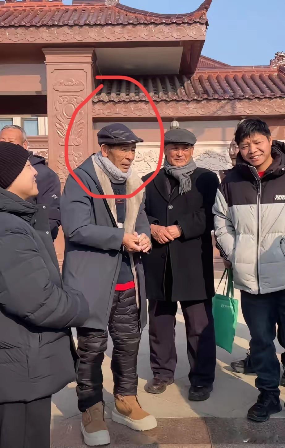 不知道大家有没有发现
刘强东老爹身着朴素的和村民在聊天，最特殊的就是他的耳朵，仔