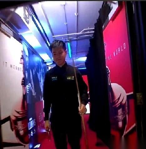 赵心童才刚坐下，眼皮就往下耷拉，摄像机镜头拉近，疲态清清楚楚。
屏幕外，无数双眼