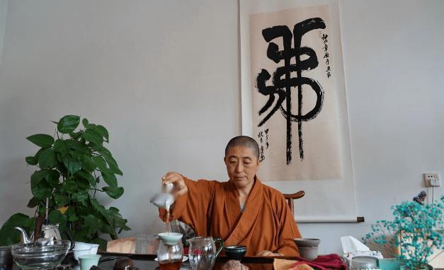 1991年，北京一位女护士看破红尘，花光15年攒下的积蓄，只为建成一个寺院，就在