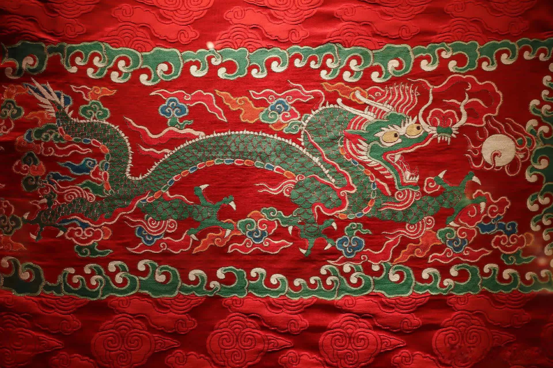 传统服饰里，红配绿明明很经典，高贵又优雅。不知道什么时候成了配色里面的禁忌，成了