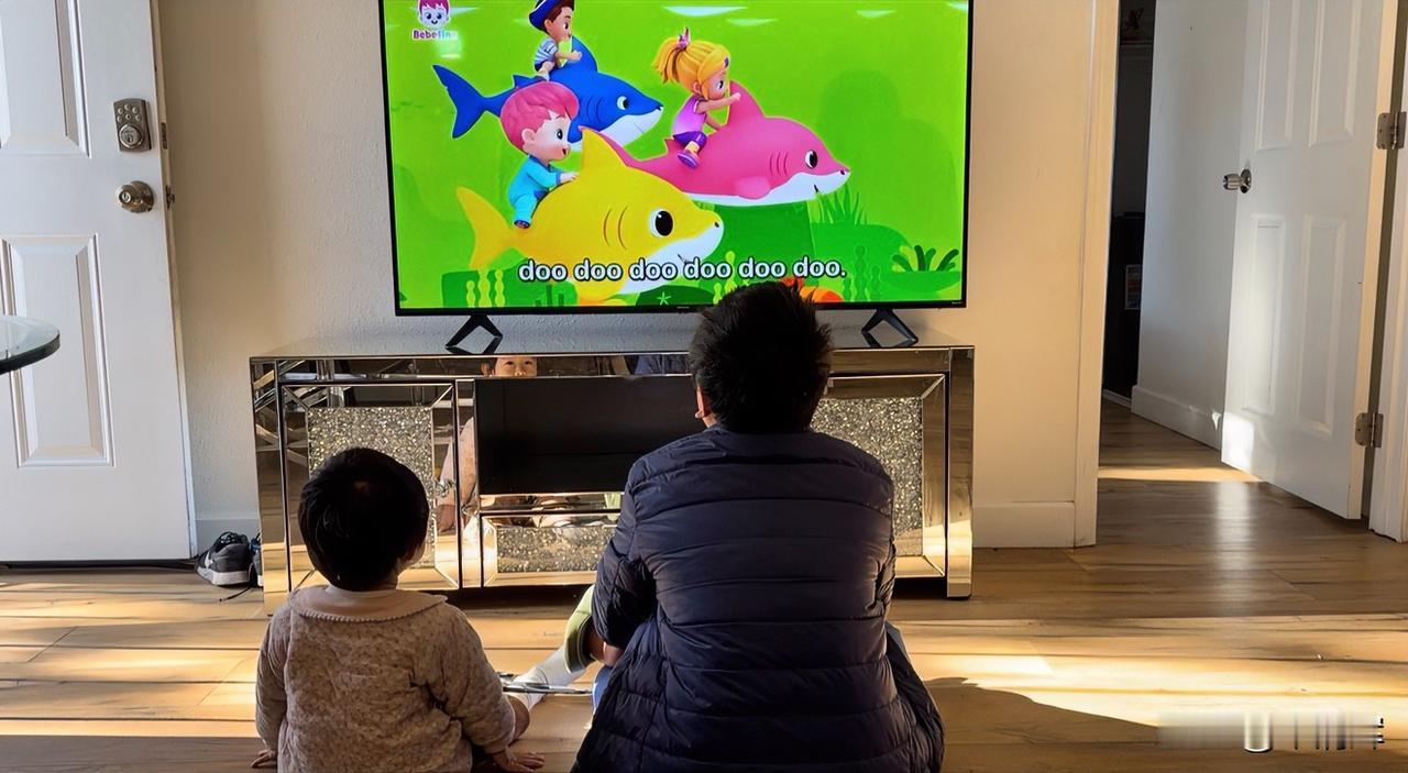 （1557）：妹妹超级喜欢看鲨鱼宝宝动画片，百看不厌，就像大哥哥宋昊然酷爱画画一