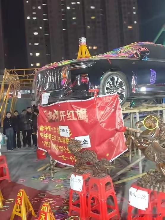 山东济宁这事儿太坑了！市民周先生花5600元参加夜市套圈活动，套中红旗车两年使用