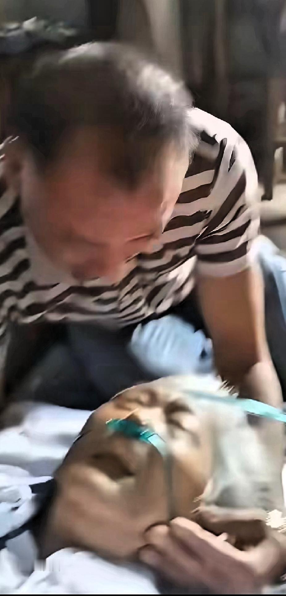 寿衣一穿，从此以后世上在无娘了！
真的心痛！一位母亲病危快不行了，儿子趁母亲还有