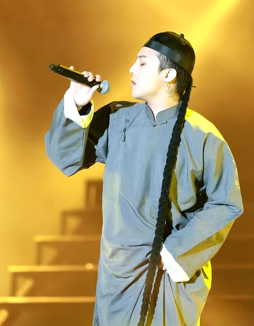 我也是服了，搜索“成龙汉服”，给我弹出权志龙穿这个的老视频，无法理解某音逻辑。