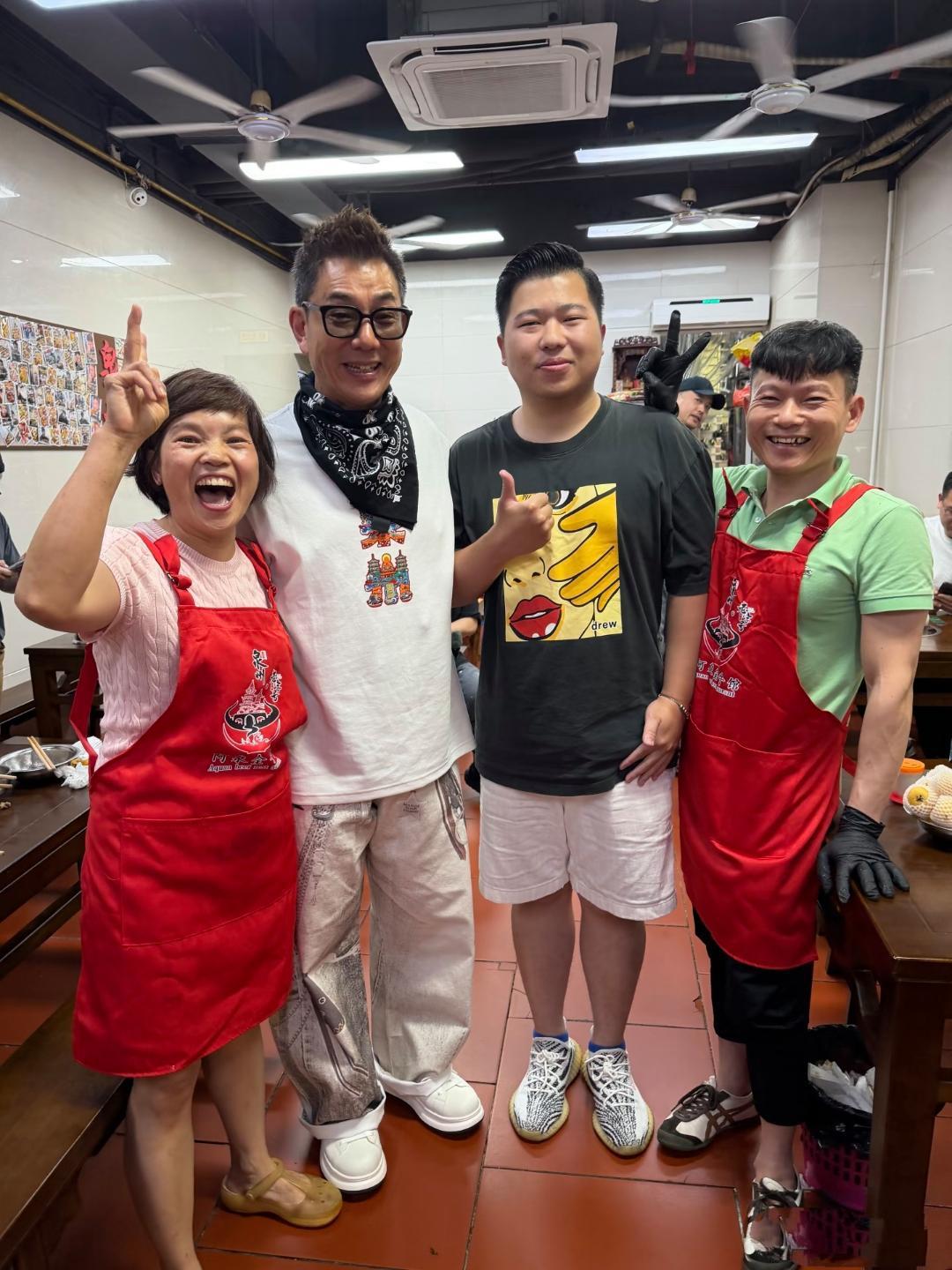 任贤齐现身泉州一家餐馆吃饭，和餐馆工作人员合影拍照，59岁的任贤齐穿的十分时尚，