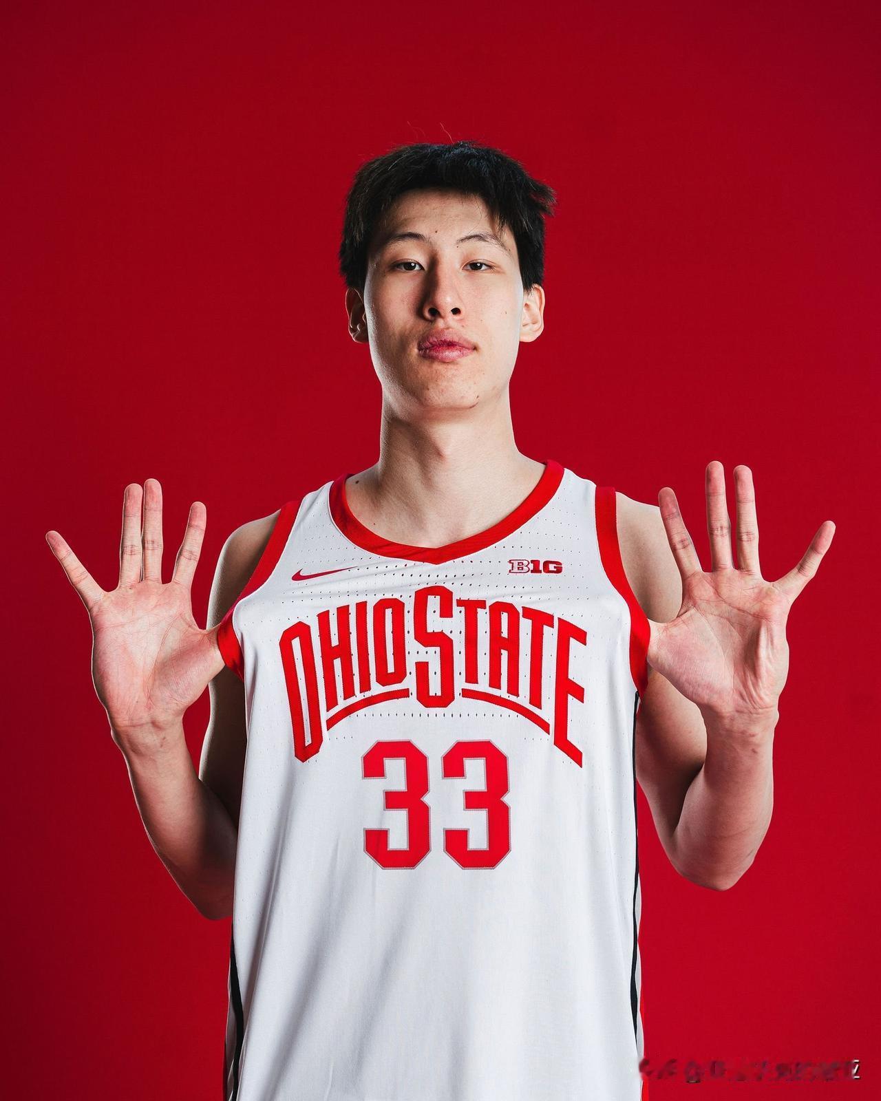 中国四星内线郇斯楠Sinan Huan晒出访问俄亥俄州立的定妆照，合影助教Luk