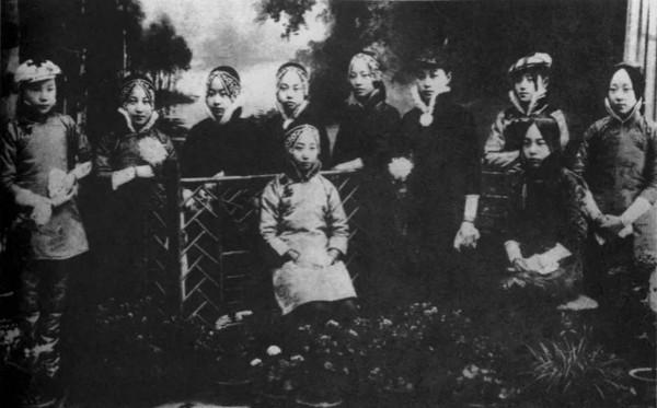 很多人以为青楼最要命的是留宿一晚,其实上等妓院里,肉体反而是最不值钱的项目。
 