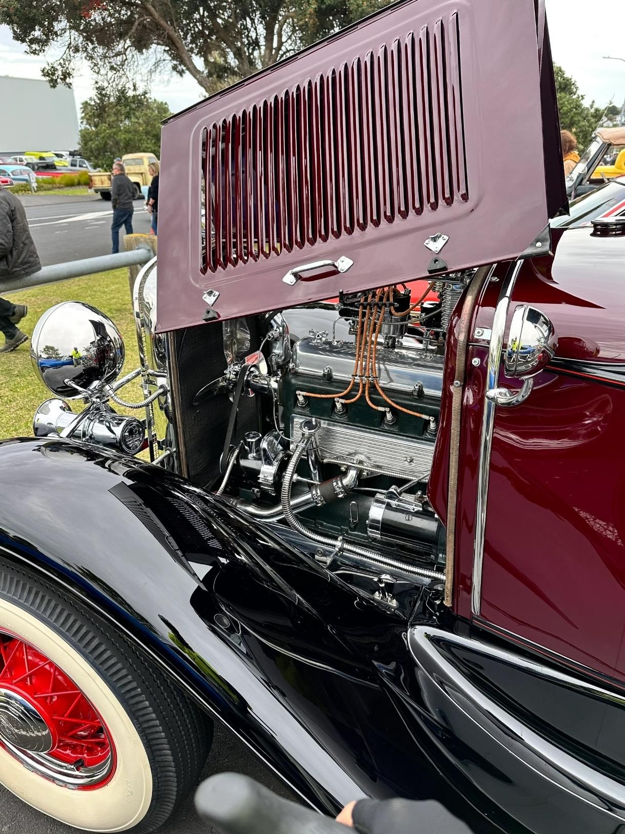 1924年，美国正处禁酒令时期，小镇上流传着一桩离谱又神奇的修车事，主角是辆趴窝