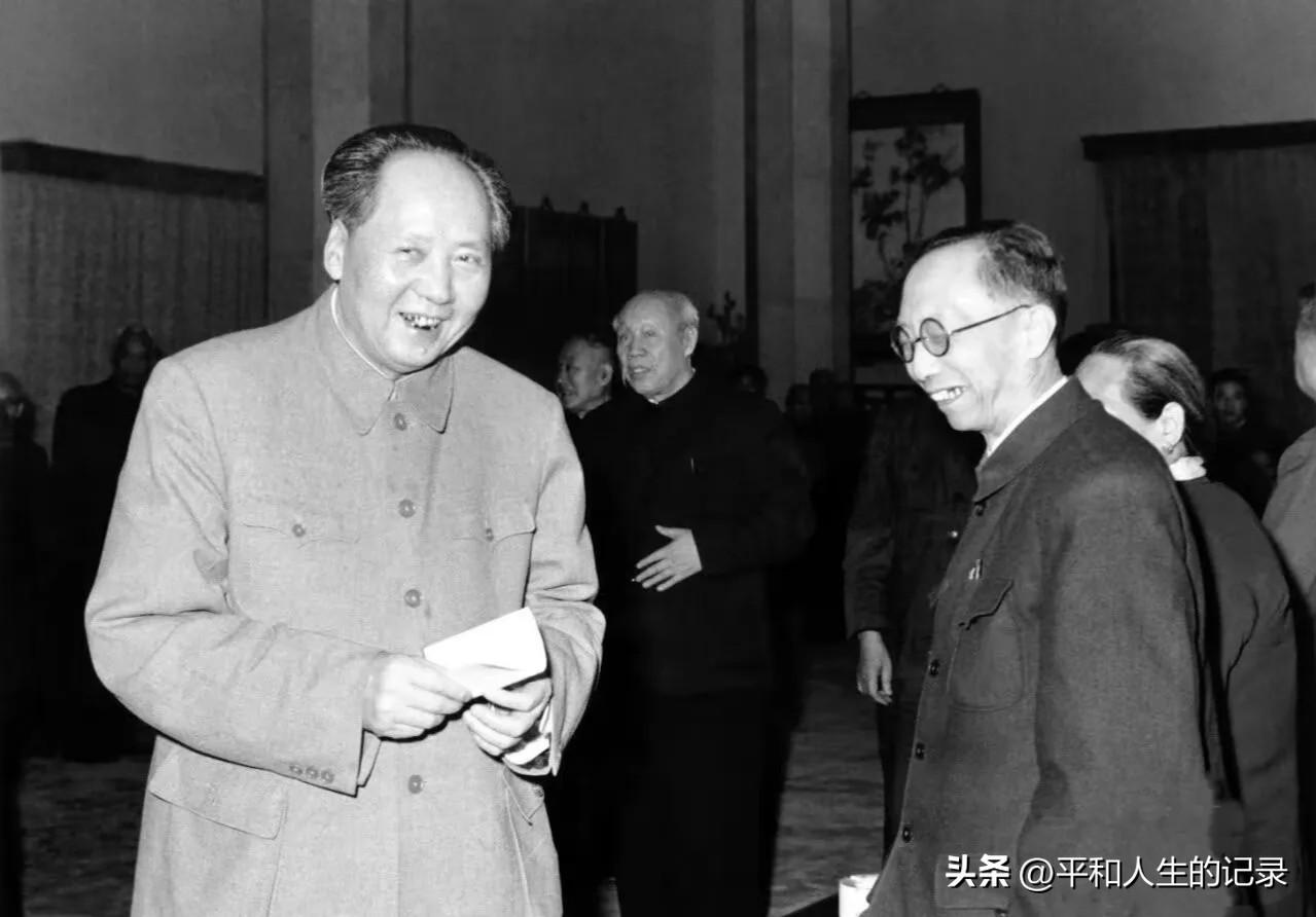 1962年1月31日，毛主席和爱新觉罗·溥仪（清朝末代皇帝）在中南海颐年堂。