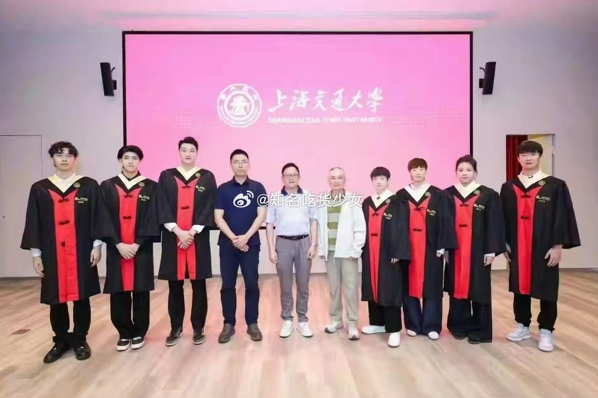 孙颖莎毕业照孙颖莎学士服毕业照孙颖莎毕业照，毕业快乐莎莎！  孙颖莎毕业