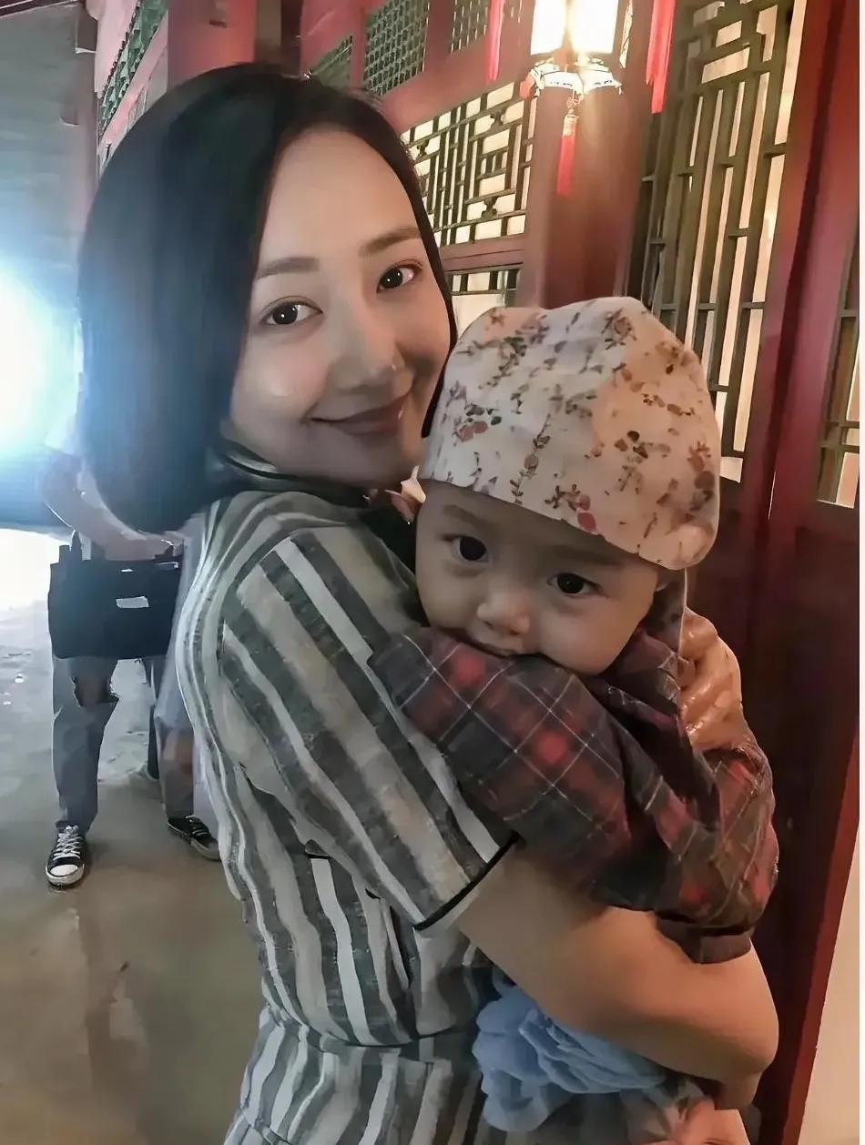 原来这是真的。
王鸥和何九华，
他们曾经在一起，但他俩明确说过两人现在都是单身，