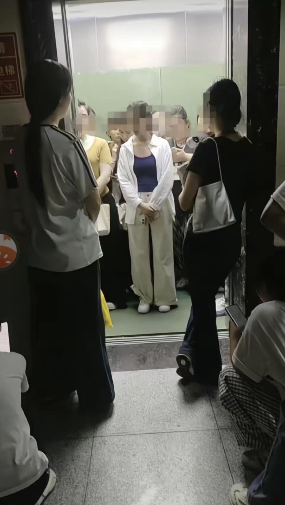 网上那个全女电梯实验挺逗，人一多直接超载，铃声响个不停，结果全在那就僵着，谁也不