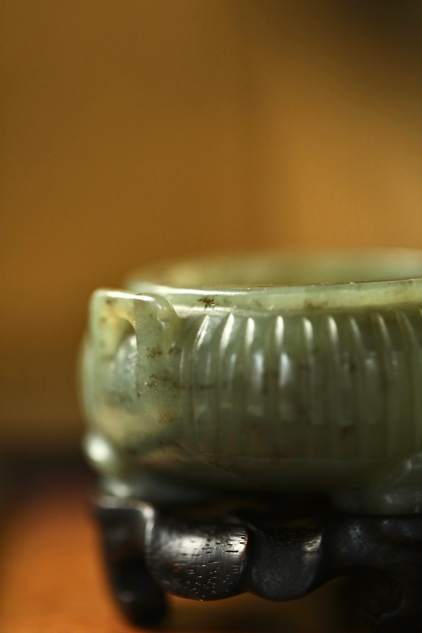 和田 | 小琴炉炉身直棱纹规整深邃，线条利落劲挺，双耳对称，三足鼎立，造型古朴端