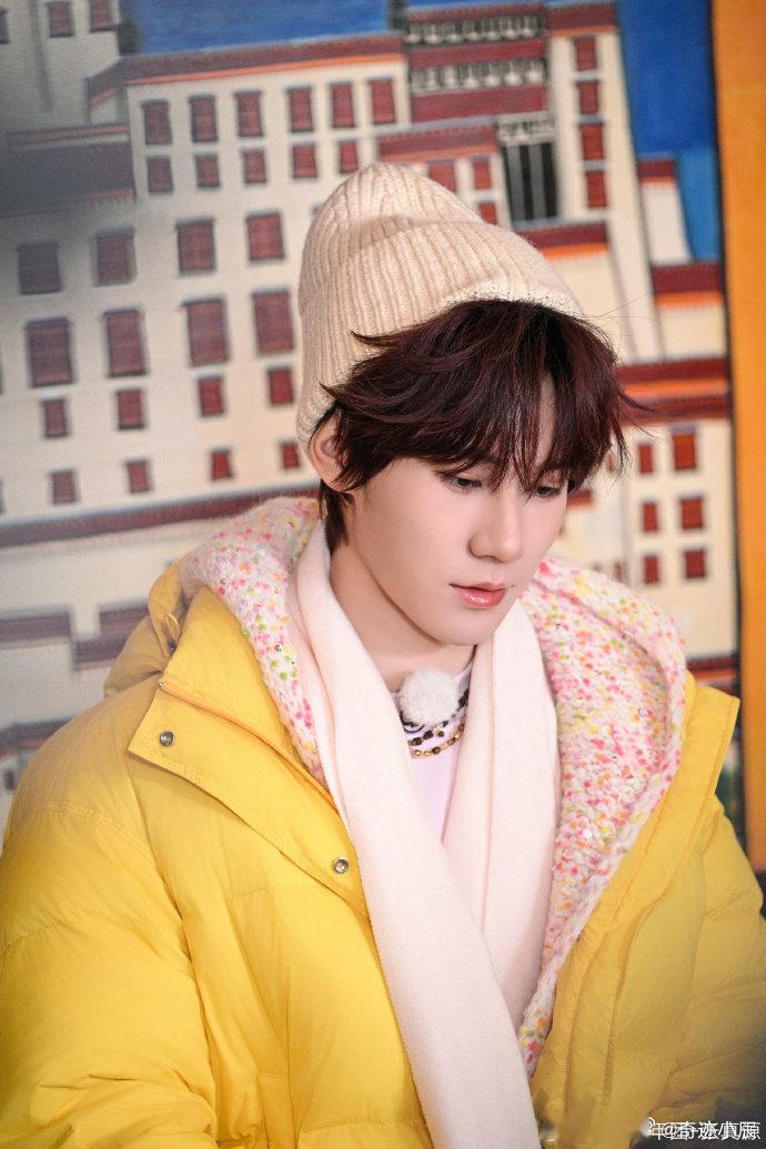 张真源万物皆可哥 没扎裤脚怕被蚂蟥咬，张真源秒变礼貌款：“蚂蟥哥，别咬我嗷”，这