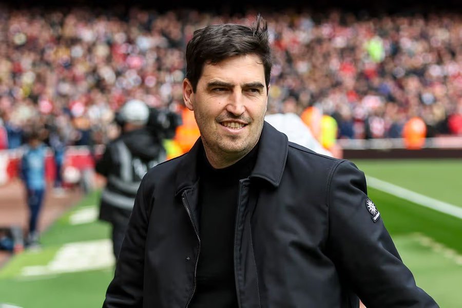 记者Mark Douglas：曼联将伊劳拉列为他们的主帅候选名单前列，他也是水晶