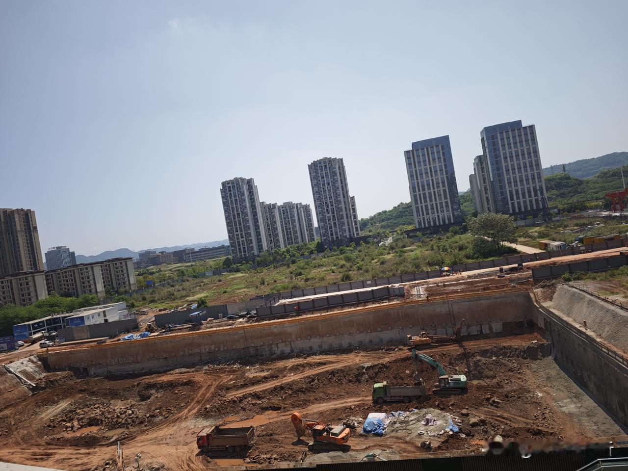 经常路过这里，看到变化一天一个样，有不有知道这栋大楼好久建好，好久对外营业呢？未