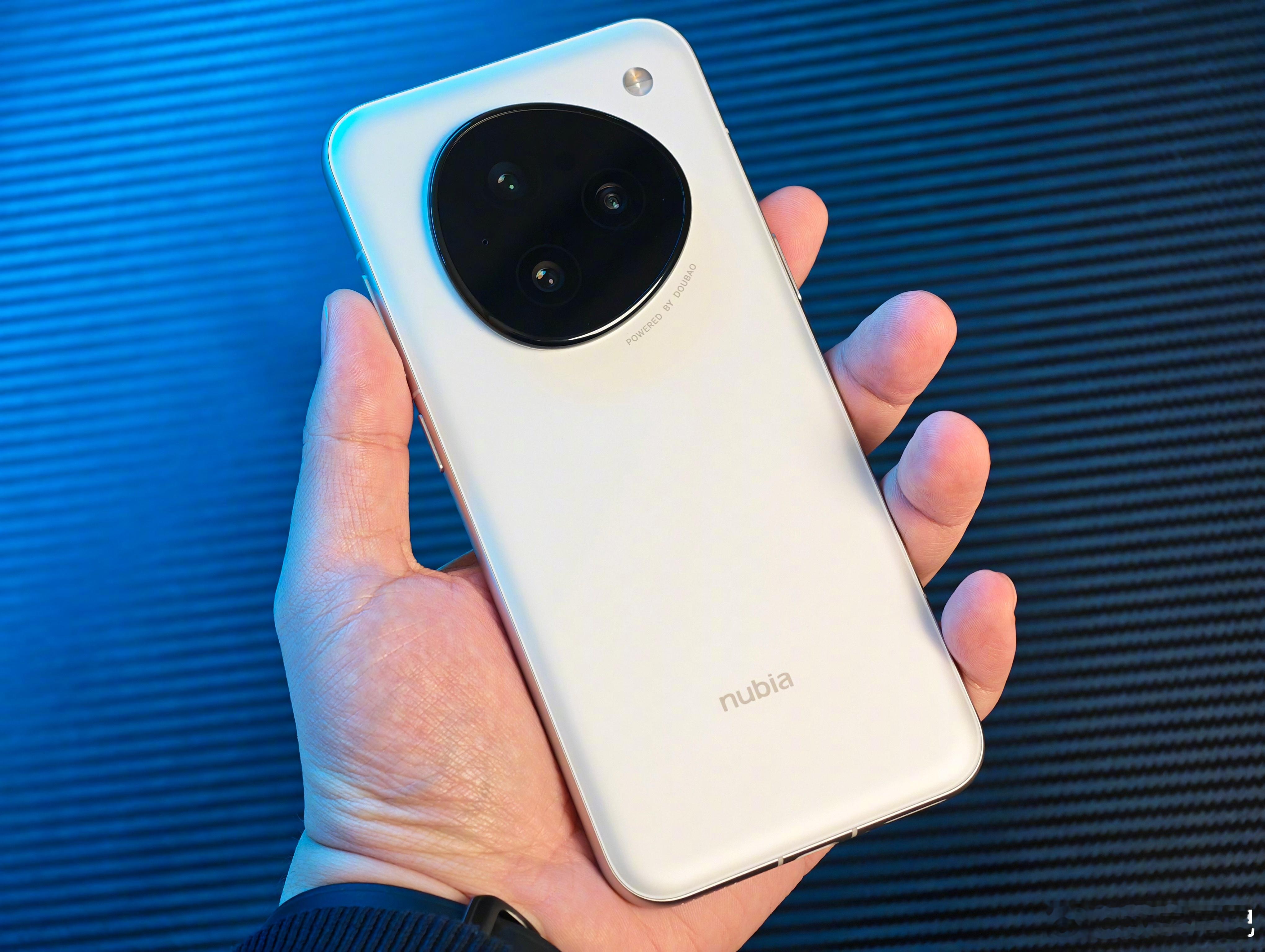 好家伙，据消息称，豆包手机二代预计会在 2026 年 Q2 中后期就会跟大家见面