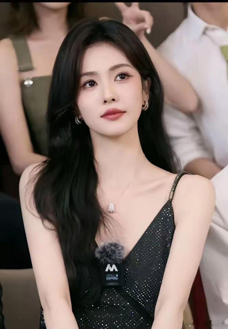 以后谁再跟你说白鹿是“无背景逆袭”，你让他别天真了。 五年制大专，淘宝模特出身，