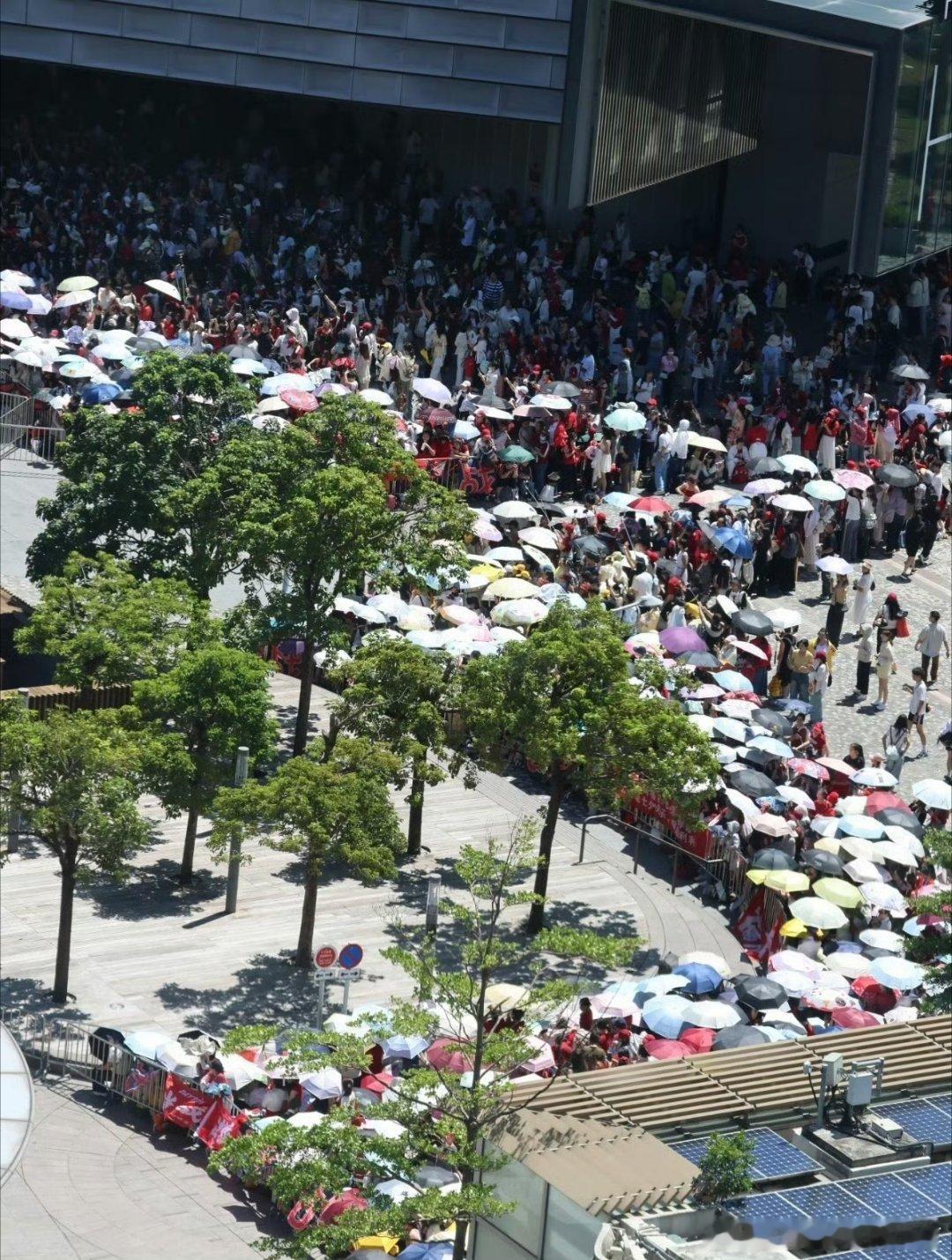 肖战香港人气肖战每回活动都是这么多人~这影响力真是太强了 现场这人气堪比一场演唱