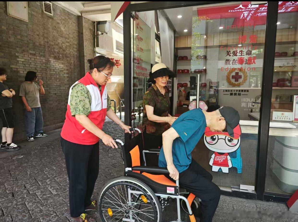 守望人道 协力前行今天在湖滨红十字驿站值班，志愿者高丽萍遇到了一对求助的老夫妻。