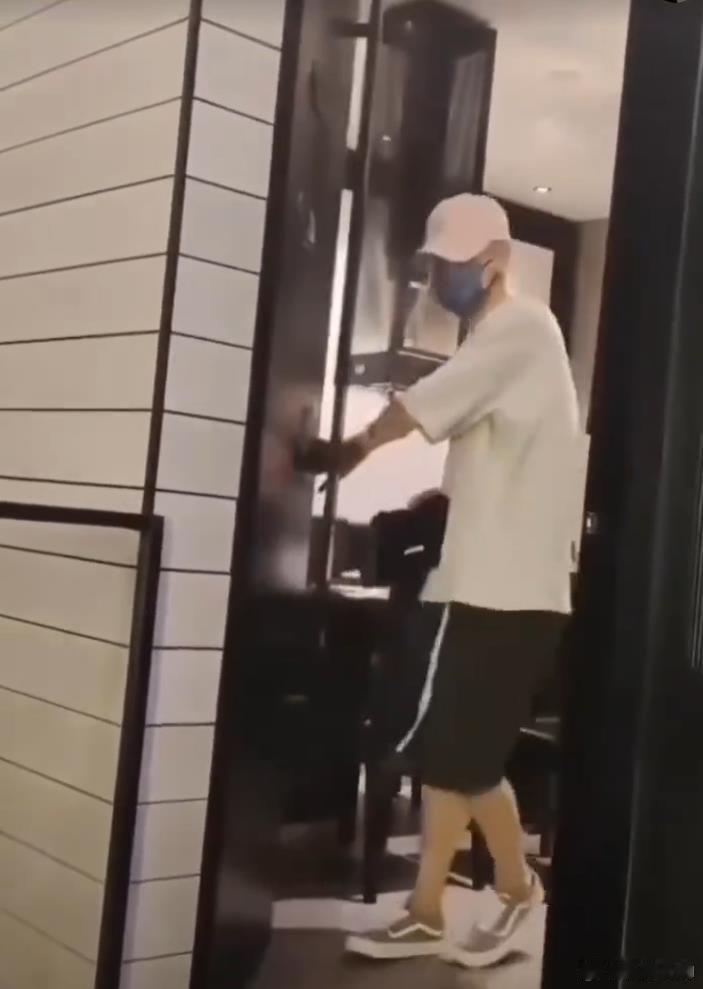 #鹿晗自己的包包#这好像是鹿晗自己的包吧，咱们不能见到玻璃渣就说是糖啊[允悲]#