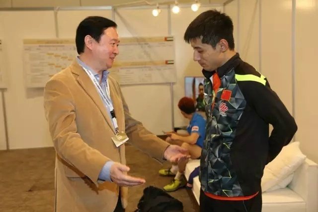 阿联酋乒乓球协会主席达乌德是张继科的铁杆球迷 