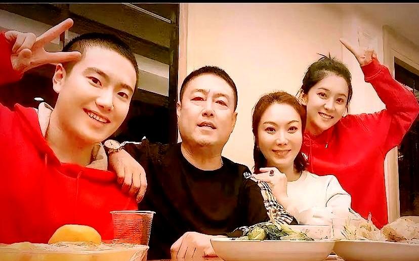 你敢信？
梁靖崑家老大凉皮都6岁了，时间过得也太快了！

他老婆奚美丽是93年的