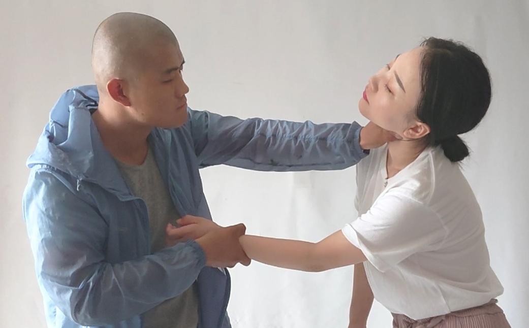 “你让我戴绿帽，我就让你脱层皮！” 湖北武汉，丈夫怀疑妻子出轨，将妻子捆绑在长凳