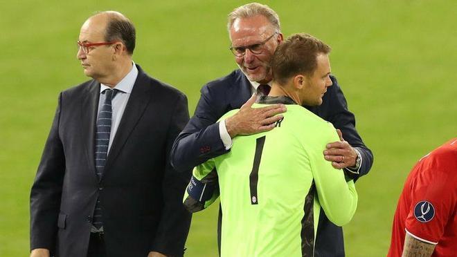 鲁梅尼格表示：“我们一致认为，非常欢迎他再留队一年。他在拜仁慕尼黑赢得了所有荣誉