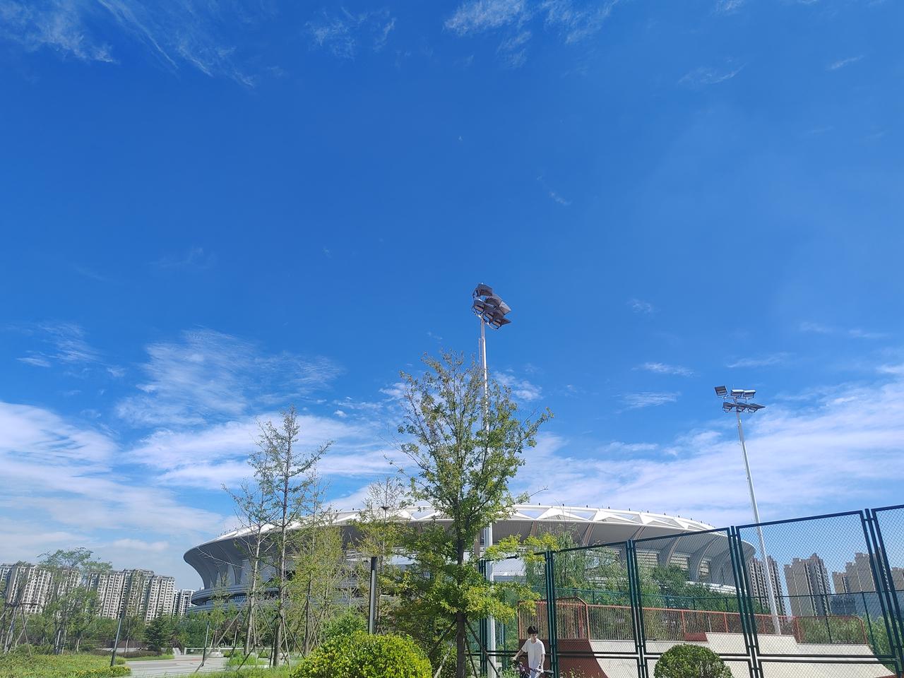 儿子被挖出来上学问题，自己又深陷税务问题，自己的演艺生涯和直播带货事业要完蛋了，