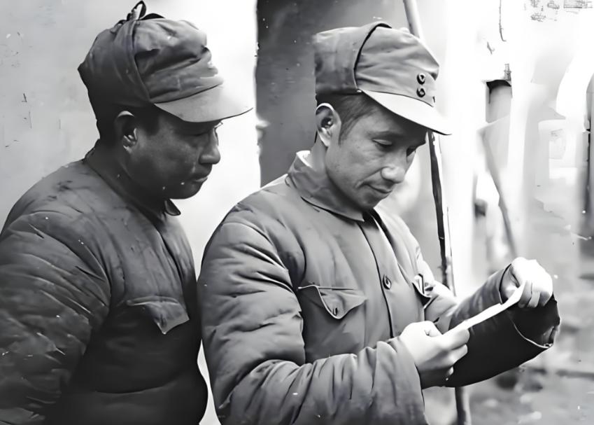 1942年，一名伪军师长派人送给粟裕两包烟，粟裕疑惑地拆开烟盒一看，里面竟藏了一