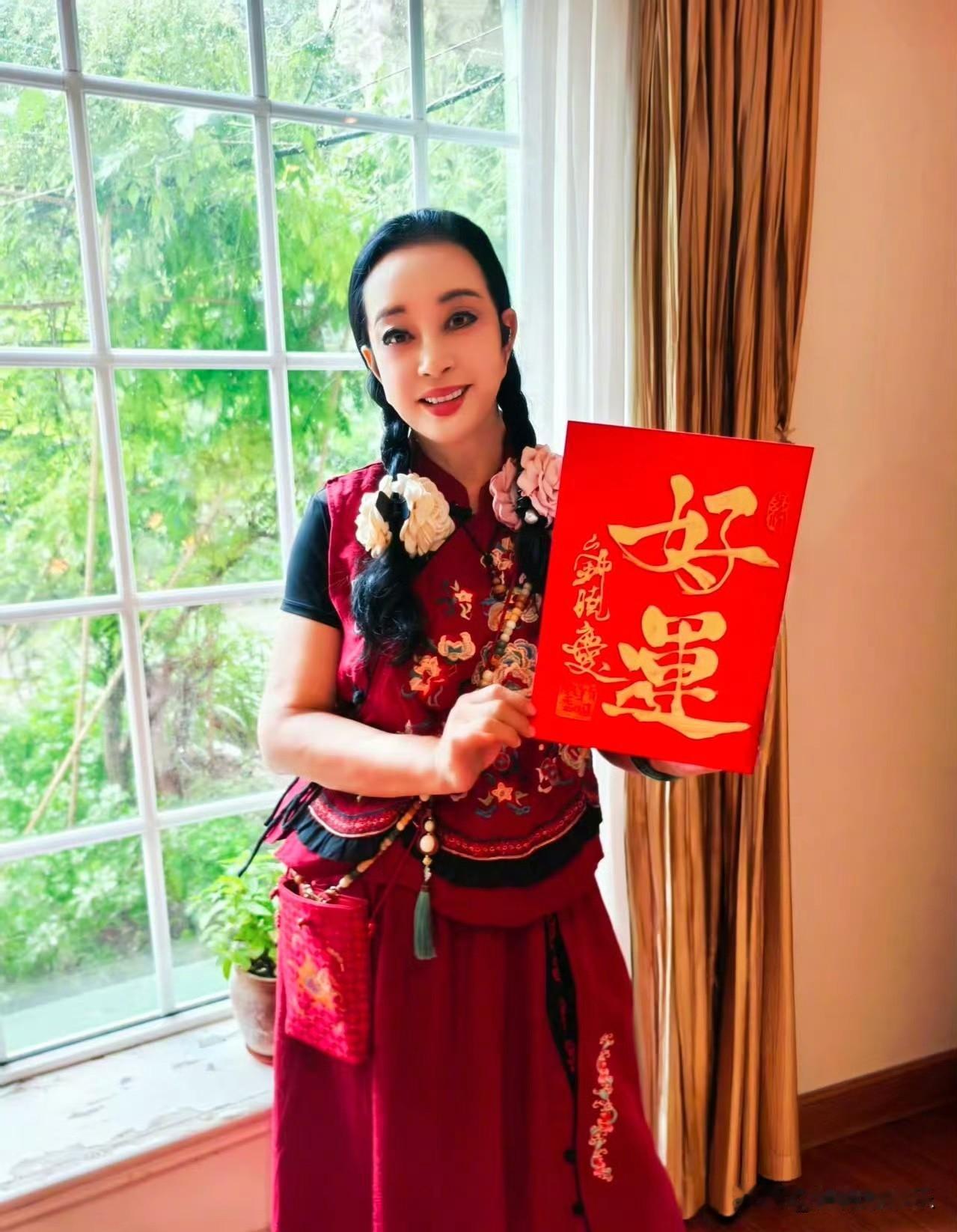 6月19日，刘晓庆端午节晒照，这造型又被网友吐槽了。

图片中的刘晓庆，扎着两个