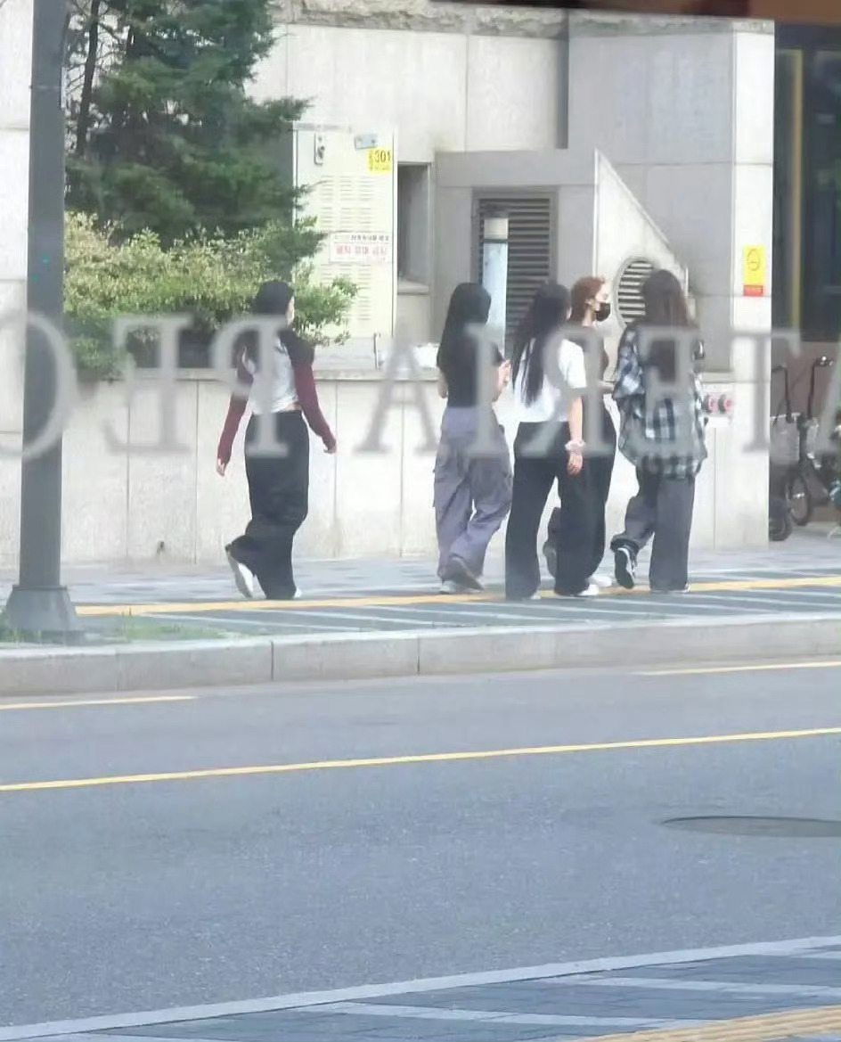 JYP新女团被偶遇了，和爆料的五人团人数吻合 ​​​