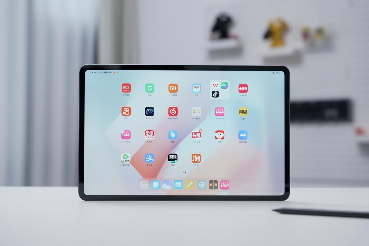 真机实拍
比大更大[吐舌]14英寸的大号平板，骁龙8+处理器，首发3599元起，