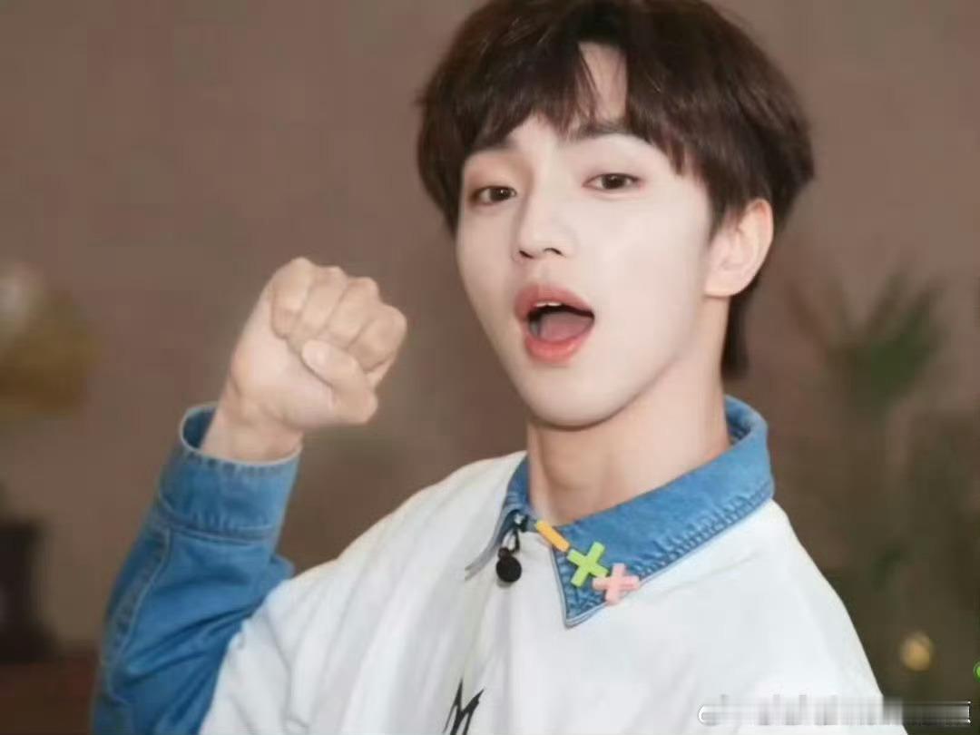 管健嘉晨五公小考表现披哥舞台见证管健嘉晨的成长，五公小考状态饱满，唱段演绎富有感