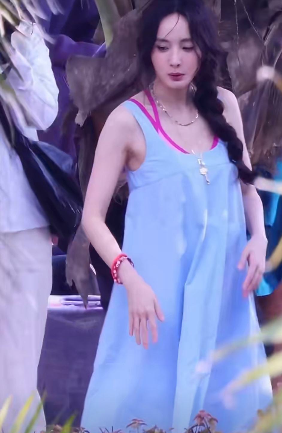 杨幂末路狂花沙滩侧马尾路透来袭！感受到清爽的香气已经向我扑面而来了