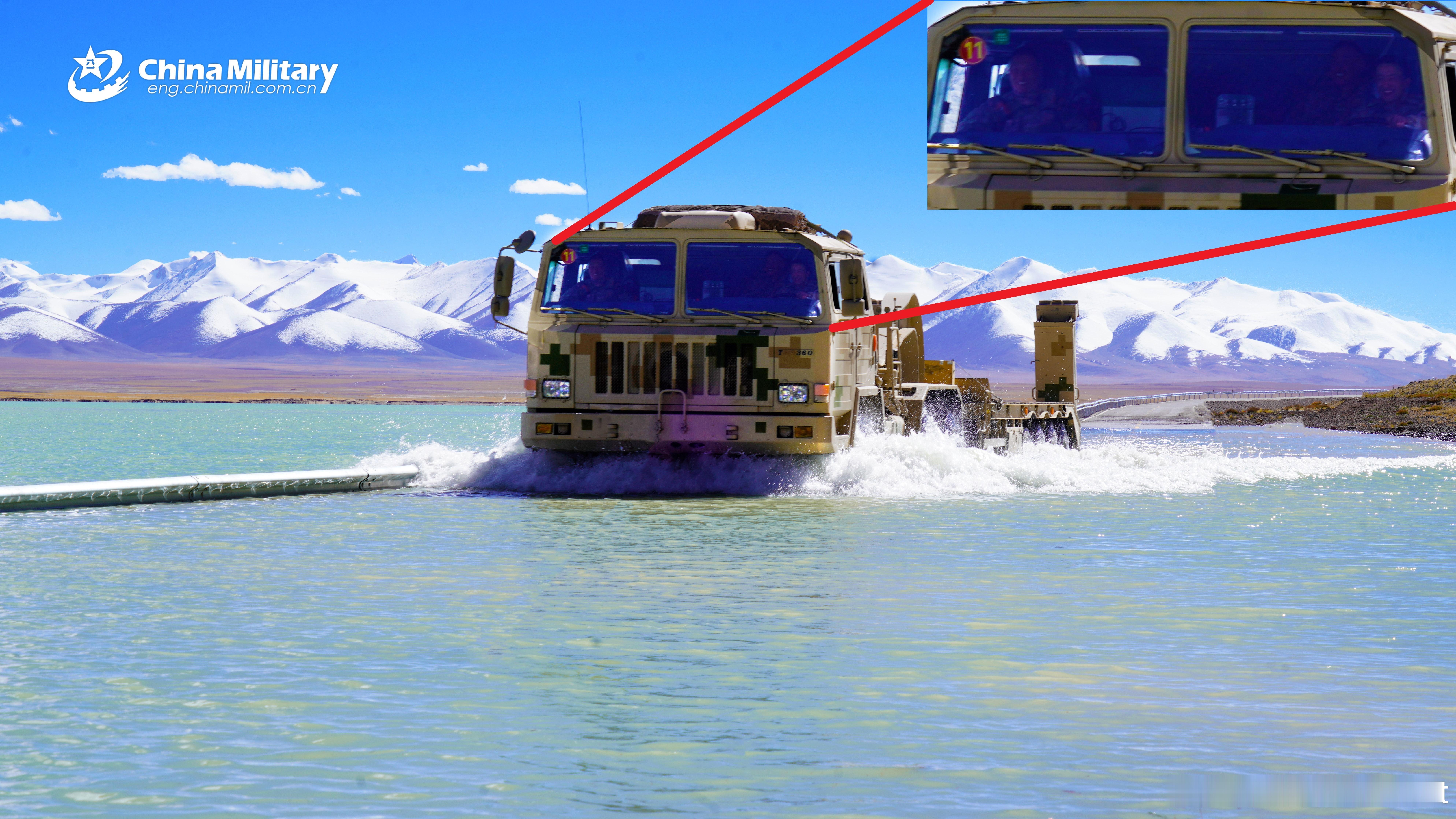 男人至死是少年。就比如这三个哥们开个坦克拖车玩水笑得嘴都咧到耳根了： 