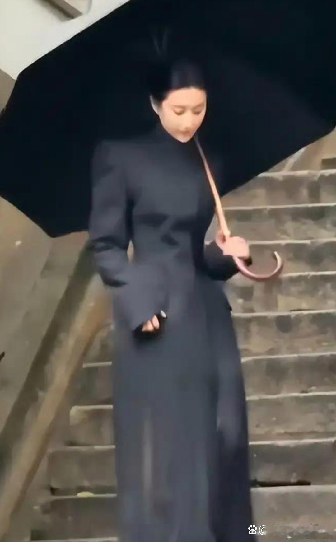 刘亦菲在香港拍摄的画面，无过度美颜加持，美得极具氛围感，一时间差点认不出来。 