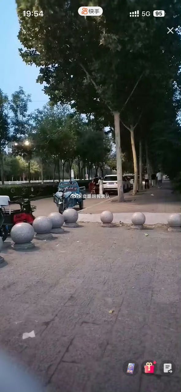 匿名投稿：某孟和某气某瑞就是男女朋友，下班都一块走了，还有某孟今天来园区的时候穿