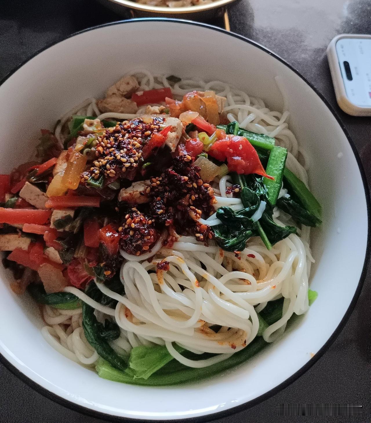 昨晚上值了一晚上班，早晨回家溜达五公里，也就一个小时。然后睡到12点起来，家里做