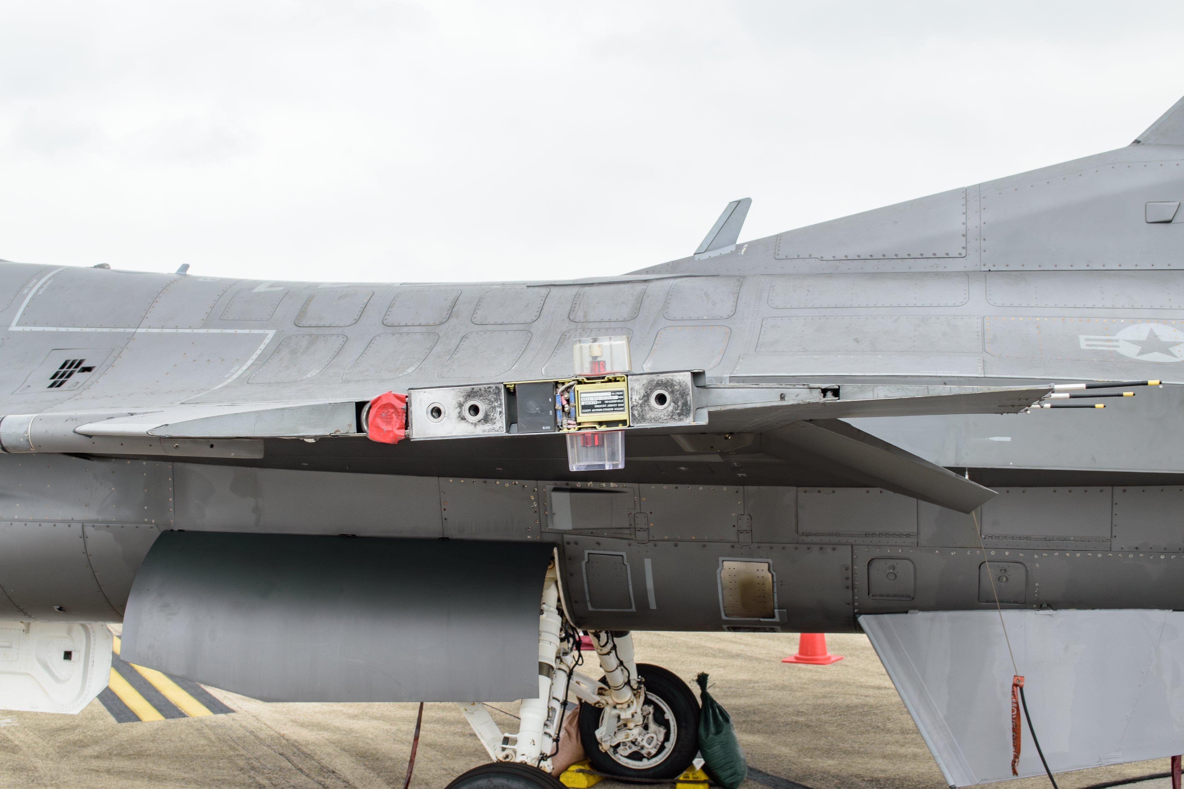 在琉球嘉手纳基地开放日上，有架MD二等人的F-16拆除了翼端的导弹滑轨，非常难得