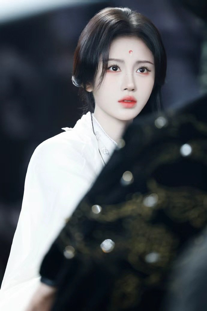 鞠婧祎霜衣落尘 鞠婧祎眼底的光是烧不尽的倔强 鞠婧祎霜衣落尘，鞠婧祎眼底的光是烧